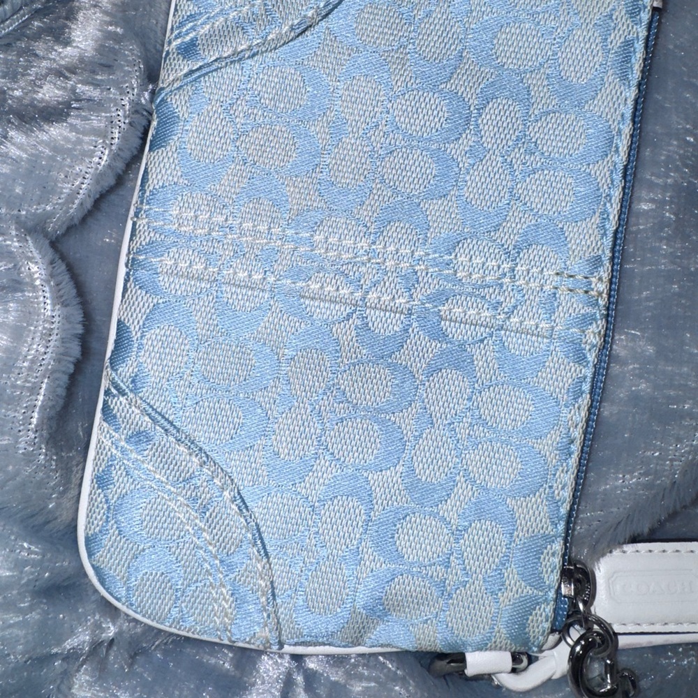 Coach Light Blue Signature Jacquard Wristlet w/hangtag - Picture 3 of 5